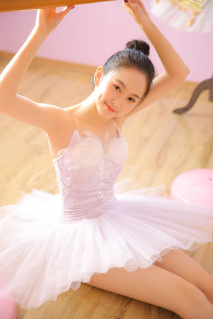 亚洲女孩吸吮公鸡邋遢举止