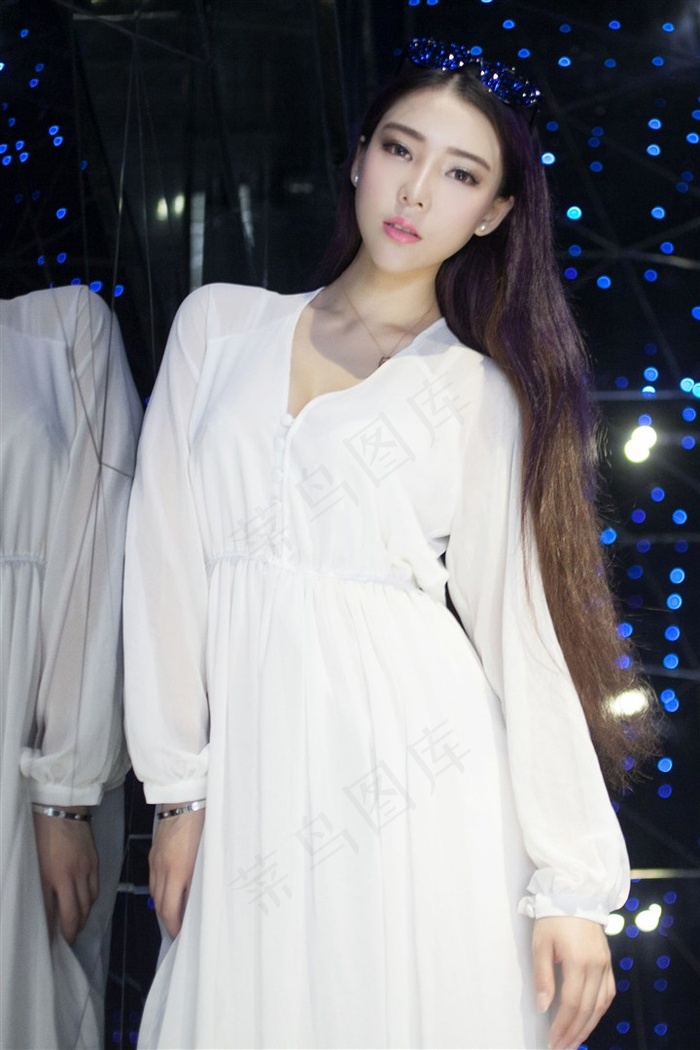 校花被灌满肚子调教走路